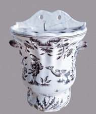 bouquetière faience céramique moustiers grotesques fabrique olérys peintre cadet