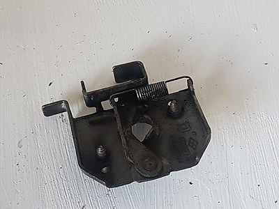 Système capot moteur pour