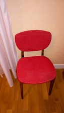chaise bois teinté et assise tissus rouge