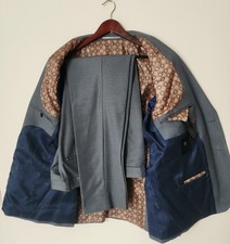 Joli Costume IZAC, bleu clair TBE. Taille 54/46 (voir mesures)