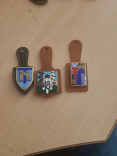 Lot insignes militaires - 3,