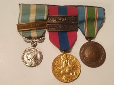 Barette de trois médailles