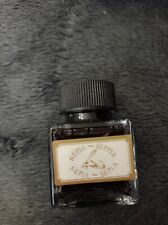 Flacon d’encre sépia dans