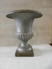 Vase Médicis en fonte ancienne. en TBE oxydation H 25 D 21 CM BASE 10.5 X 10.5cm