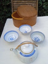  Service à thé chinois, 1 Théière et 2 tasses + 1 plus petite dans panier oval