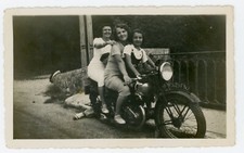 PHOTO SNAPSHOT, 2 femmes 1 fillette & homme caché à la chaussure moto ancienne