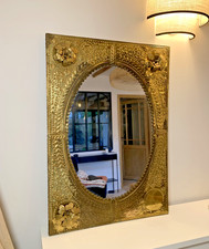 Grand miroir ancien laiton repoussé 69,5×49 cm – décor fleurs – patine d’origine