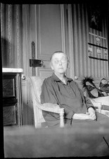 Vieille dame assise fauteuil -