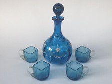 Très jolie ancienne petite CARAFE BLEUE en verre peint émaillé + 4 petits verres
