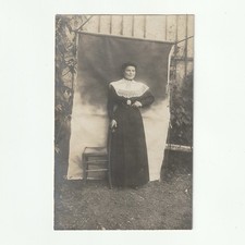 Femme une fleur à la main -