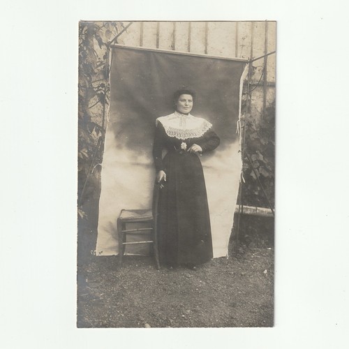 Femme une fleur main - une,