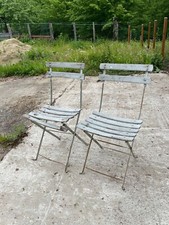 Table de jardin pliante en bois et en bon état 