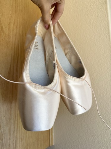 Bloch pointe shoes size 5 - bloch,