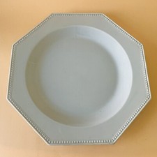 Plat octogonal signé Creil et Montereau Perles Faïence bleu gris très pâle 33 cm