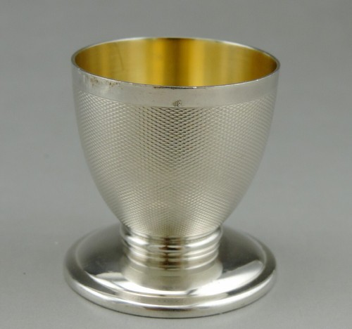 Tres beau coquetier - , en