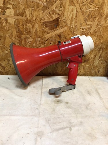 Ancien megaphone porte voix - porte,