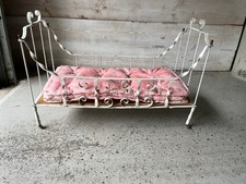 Lit de poupée vintage en fer forgé coloris blanc, compris matelas