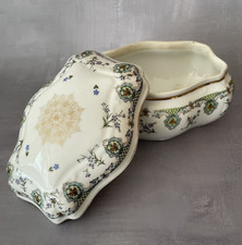 Grosse boite porcelaine avec relief décor barbeaux bleuet rosace bonbonnière