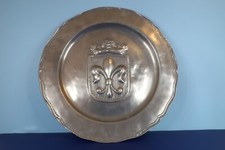 Grande Assiette Plat de 36.5cm en Etain décoré d’un Blason avec la fleur de Lys.