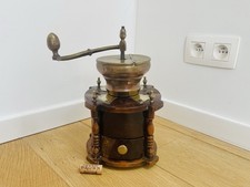 Ancien moulin à café à main — étui en bois, Allemagne, XIXe siècle.