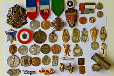 Lot de médailles différentes, militaire sports, sapeur pompier, coloniale, boîte