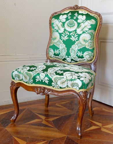 Chaise sculptée époque - -,