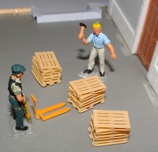 *** LOT DE 1 TRANSPALETTE AVEC 3 PILES DE PALETTES  DECORATION TRAIN HO 1/87 ***