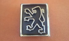 PEUGEOT 405 "Signature" Emblème Logo Avant/Front Badge Emblem/Stemma 9601162180