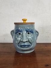 ancien et magnifique pot à oignon avec couvercle au visage sculpté en pleur