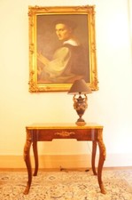 Petit bureau de style baroque en  bois massif et doré beau decoré d'un château