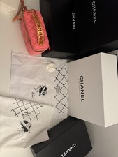 2 Sacs à poussière CHANEL à rabat classique – Karl Lagerfeld – ICOT1 Camélia