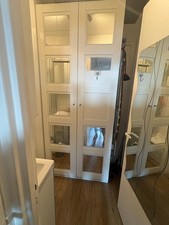 Armoire Blanche; 2 caissons jumeaux, avec palettes amovibles.
