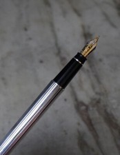 STYLO PLUME FACONNABLE PL. ARGENT FINITION GODRONS - PLUME OR MASSIF 18 CARATS