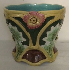CACHE POT BARBOTINE DÉCOR FLORAL  MARQUÉ 374 ONNAING ? VERS 1900