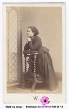 FEMME EN POSE EN PRIÈRE SUR UN PRIE DIEU ANCIEN, CDV WALERY à MARSEILLE -W43