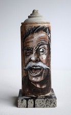 Sculpture graffiti, street art, bombe de peinture béton "Old mustache".