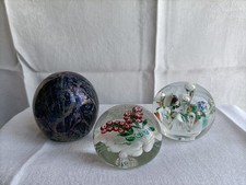 Un lot de 3 presse-papiers en verre, Murano, Montauroux