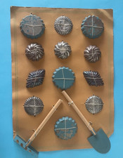 JOUETS ANCIENS DE PLAGE - PRESENTOIR 12 MOULES EN FER BLANC - OLD TIN TOY BEACH