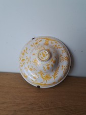 Moustiers , Couvercle au