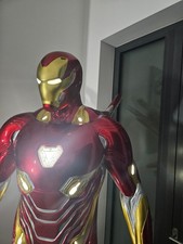 iron man statue avec socle et lumière 