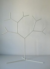 PORTE BIJOUX SUR PIED EN METAL