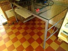 Bureau table de travail en verre pour activité informatique