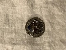 Insigne émaillée tricolore