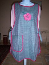 Tablier chasuble en vichy égayé d'une fleur d'hibiscus