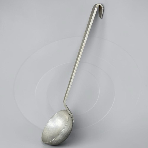 Ancienne louche suspendue