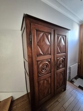 Grand vaisselier - Style Ancien - Bois (noyer) massif sculpté