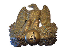 PLAQUE DE SHAKO DU 4 EME REGIMENT D' INFANTERIE, Epoque Second Empire. Napoléon
