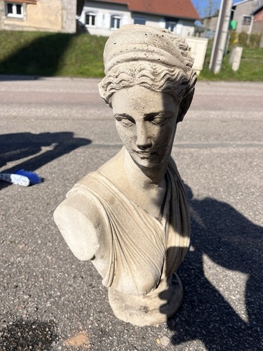 Buste femme en pierre - en,