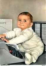 Enfants - Image - Scènes et Paysages - Enfant qui joue avec une machine à écrire