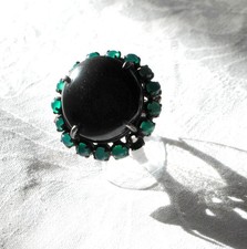 Bague vintage Cabochon Onyx noir entouré Onyx vert en Argent T.53